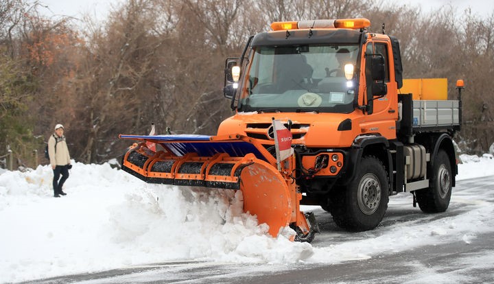 ▲제주 한라산 어리목 입구 인근 도로에서 제설 작업이 진행되고 있다. (사진제공=뉴시스)