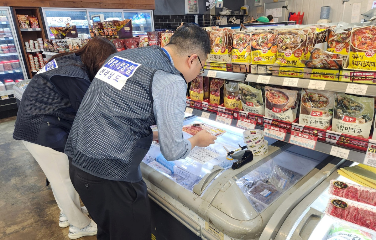 ▲전남도 민생사법경찰팀이 축산물 원산지표시 등 특별단속을 실시해 위반업소 7곳을 적발했다 (사진제공=전남도)