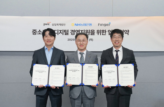 ▲30일 삼일PwC와 NH농협은행, 핑거가 중소기업 디지털 경영 지원을 위한 3자간 업무협약(MOU)을 체결한 가운데, 이승호(왼쪽부터) 삼일PwC 금융부문 대표, 엄을용NH농협은행 부행장, 안인주 핑거 대표이사가 기념 촬영을 하고 있다. (제공=삼일PwC)