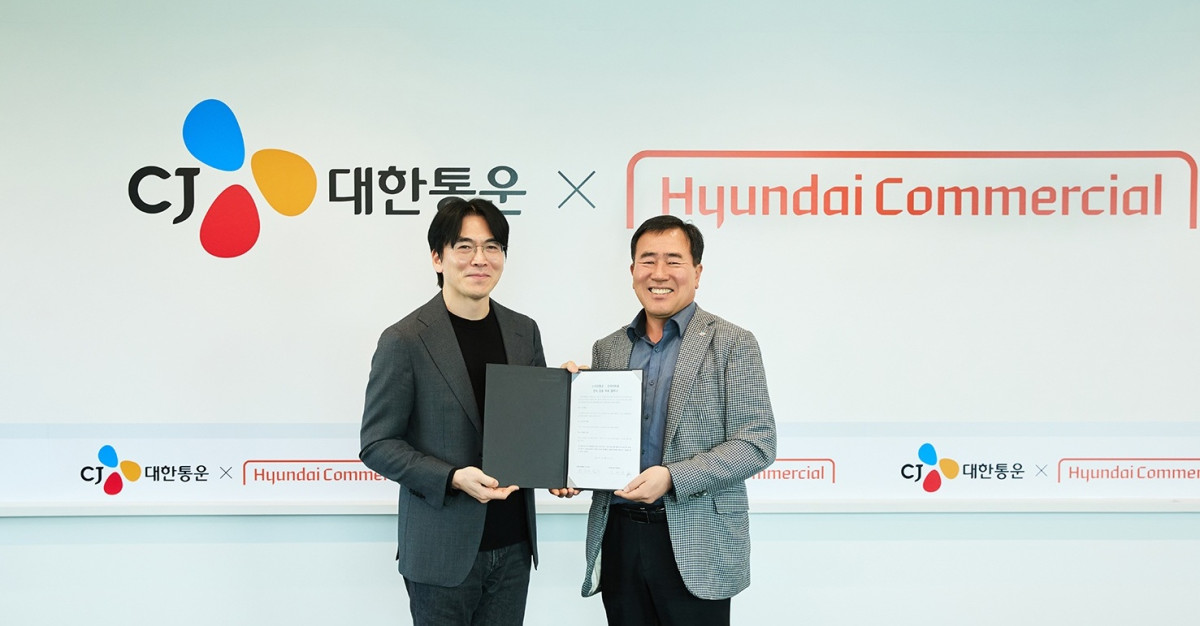 ▲30일 서울 영등포구 소재 현대커머셜 본사에서 열린 CJ대한통운-현대커머셜 상생금융 제휴 협약식에서 최갑주 CJ대한통운 더운반그룹장(오른쪽)과 김재완 현대커머셜 산업금융본부장이 기념사진을 찍고 있다. (사진=CJ대한통운)