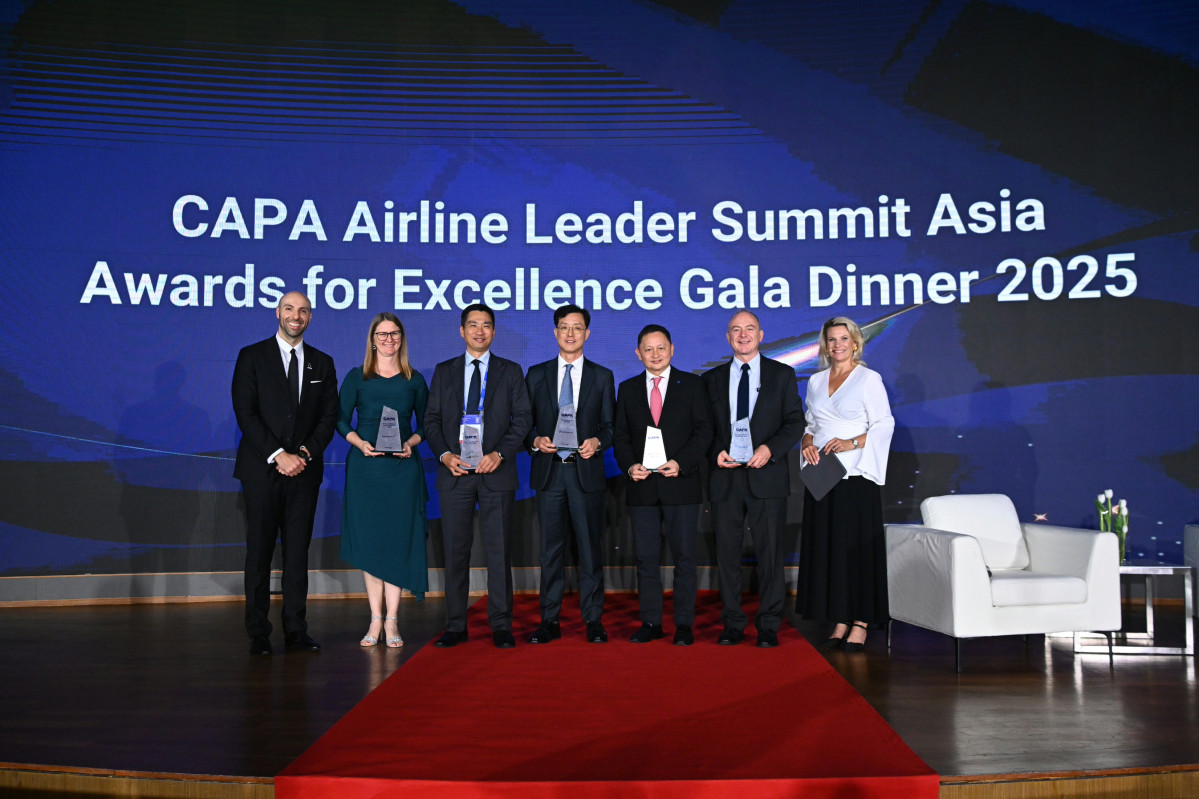 ▲시상식에 참석한 김태준 대한항공 국제업무실장(왼쪽에서 네번째) 및 항공업계 관계자들이 기념사진을 촬영하는 모습. (사진=대한항공)