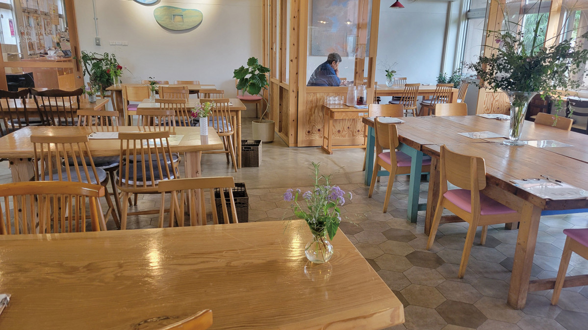 ▲식사를 할 수 있는 넓은 카페.(신미화 교수)