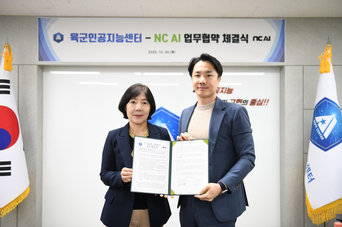▲독자AI 정예팀 NC AI가 육군 인공지능센터와 30일 충청남도 ‘상호협력 및 교류를 위한 업무협약’을 체결했다고 밝혔다. 사진은 협약식에서 왼쪽부터 육군 인공지능센터 김성숙 센터장, NC AI 김근교 글로벌사업실장.