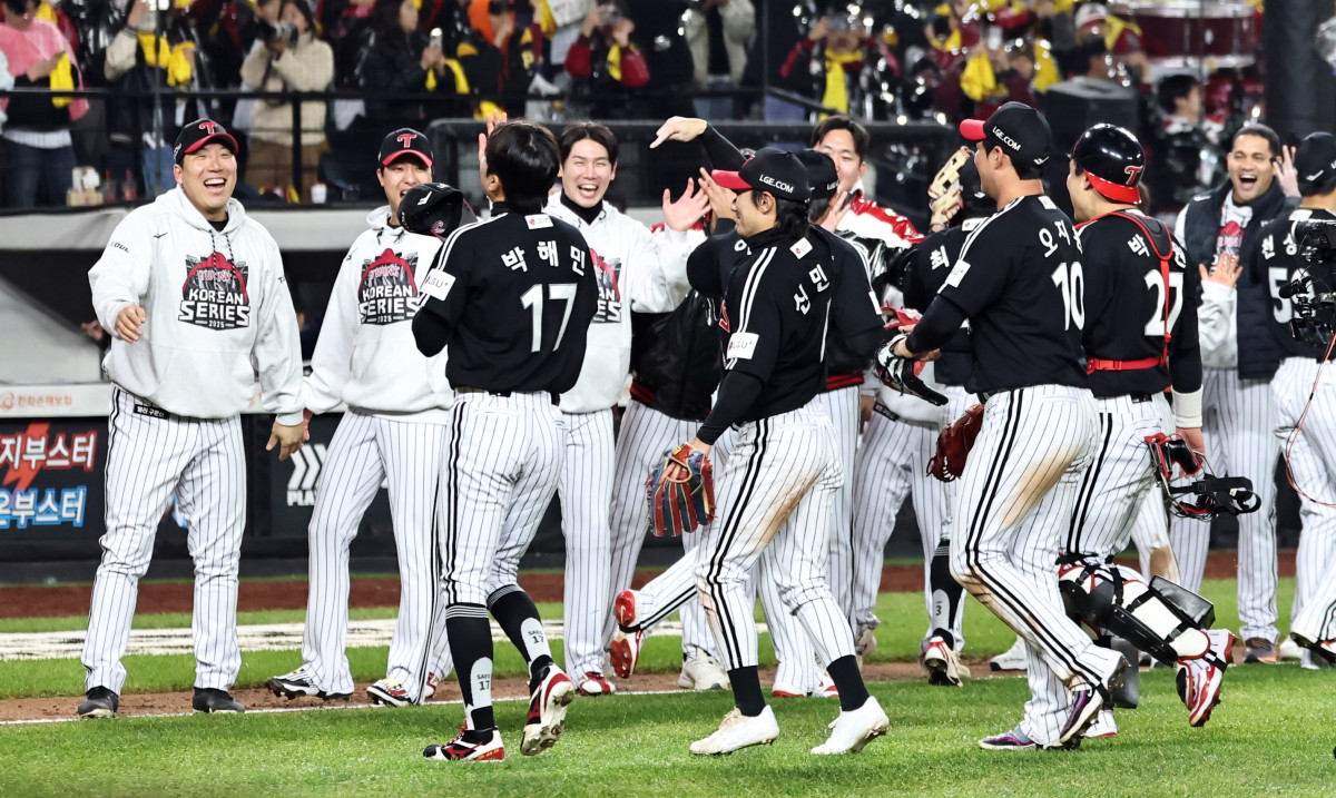 ▲7-4로 역전 승리한 LG의 김현수와 선수들이 승리를 자축하고 있다. (연합뉴스)