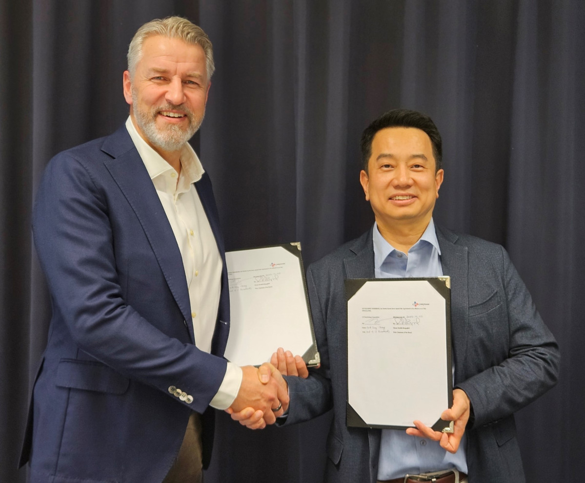 ▲30일 파트너십 체결식에서 정혁성 CJ제일제당 BMS본부장(오른쪽)과 프레드릭 베리에고르 BIQ머티리얼즈 회장이 기념사진을 찍고 있다.  (사진제공=CJ제일제당)