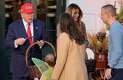 ▲백악관에서 열린 핼로윈 행사에서 선물을 나눠주는 트럼프. (AP/연합뉴스)