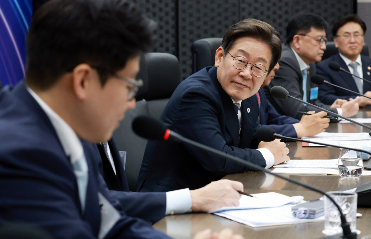 ▲이재명 대통령이 6월 20일 울산전시컨벤션센터에서 열린 AI글로벌 협력 기업 간담회에서 서범석 루닛 대표의 발언을 듣고 있다. (뉴시스)