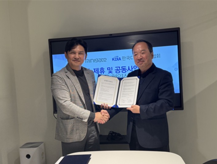 ▲정훈(왼쪽) 미니게이트 대표와 송민호 디지털포용협회 회장(미니게이트 )