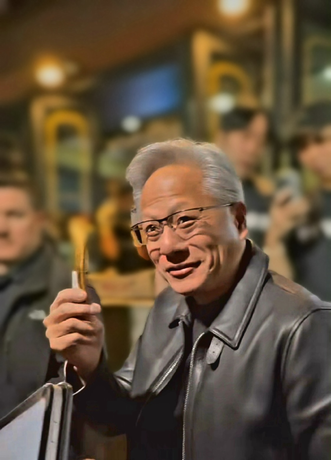 ▲젠슨 황 엔비디아 CEO가 30일 한 시민에게 정관장 에브리타임 한라봉 플레이버 제품을 선물받고 있다. (사진제공=KGC인삼공사)