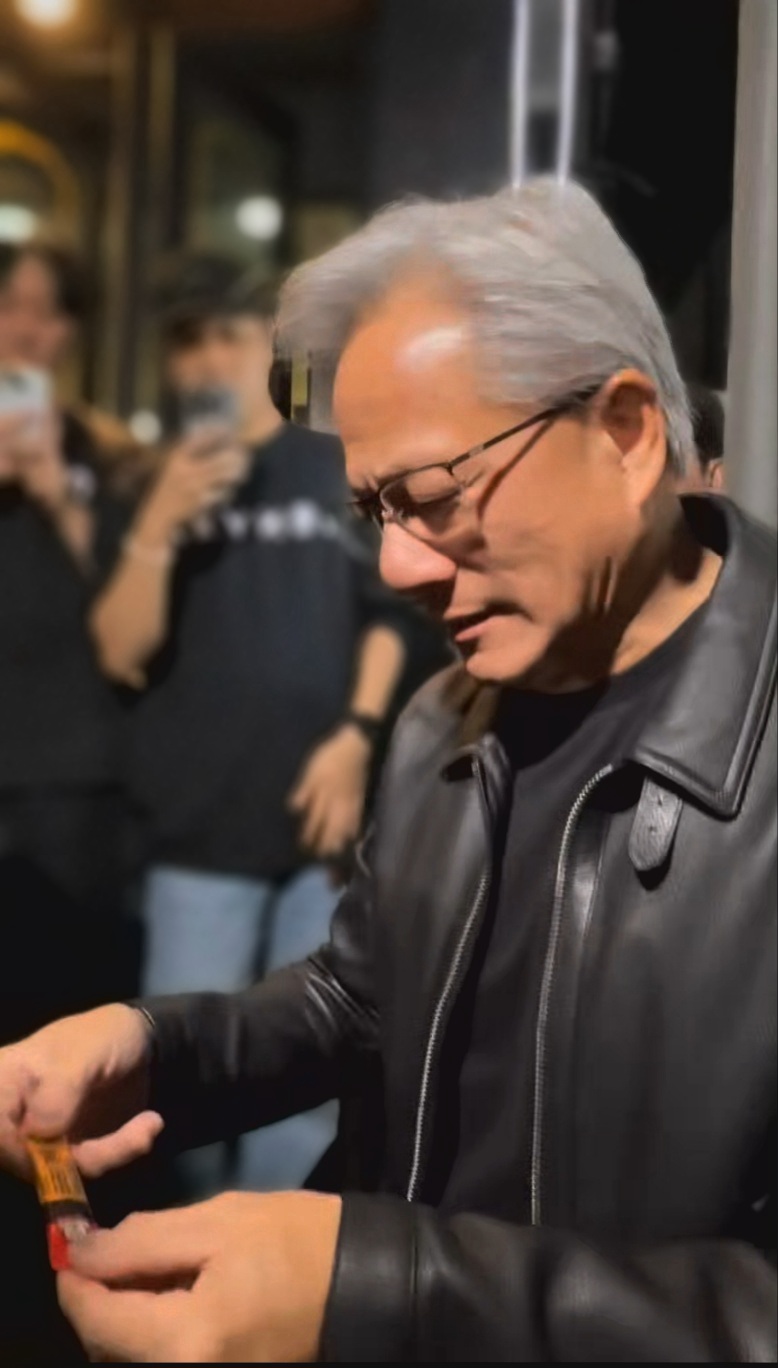 ▲젠슨 황 엔비디아 CEO가 30일 한 시민에게 정관장 에브리타임 한라봉 플레이버 제품을 선물받고 있다. (사진제공=KGC인삼공사)