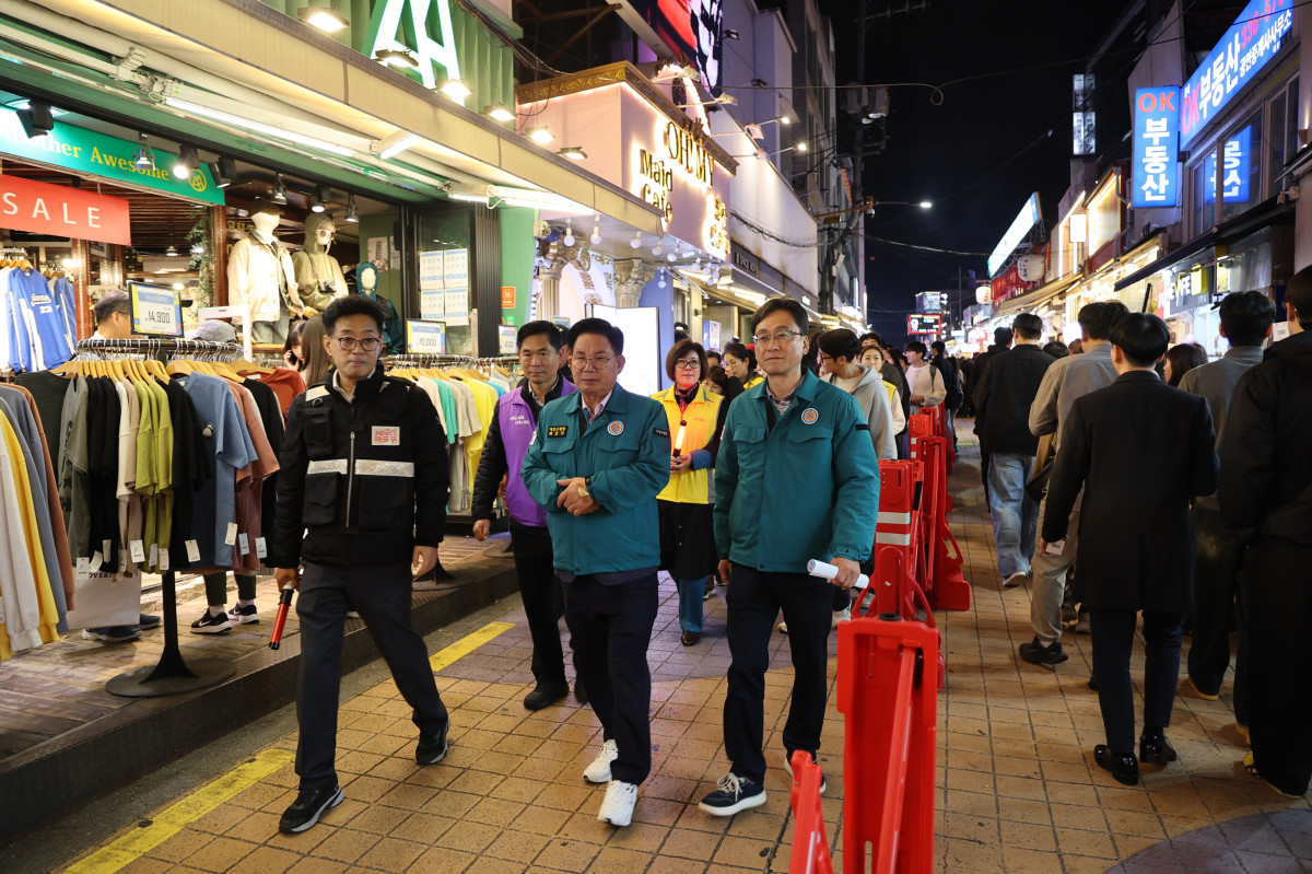 ▲ 박강수 마포구청장이 레드로드에서 핼러윈 대비 안전관리를 펼치고 있다. (사진 제공 = 마포구청)