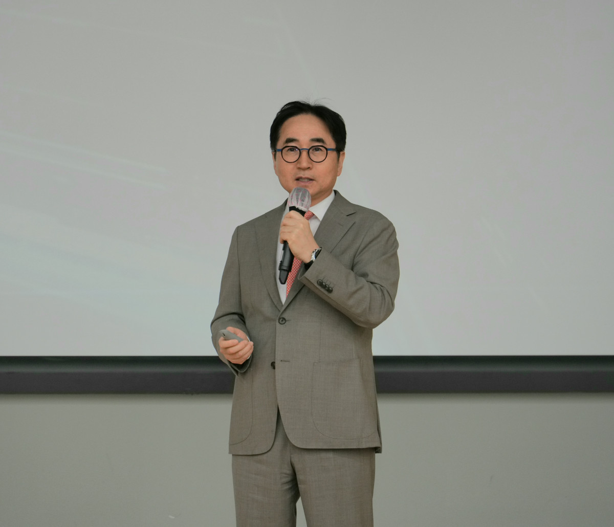 ▲장덕현 삼성전기 사장이 31일 부산사업장에서 열린 제52주년 창립기념식에서 기념사를 하고 있다. (자료제공=삼성전기)