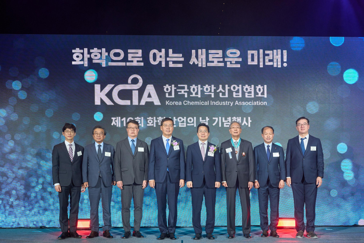 ▲2024년 10월 서울 중구 더 플라자호텔 서울 그랜드볼룸에서 열린 제16회 화학산업의 날 기념식에서 참석자들이 기념 촬영을 하고 있다. (사진제공=한국화학산업협회)