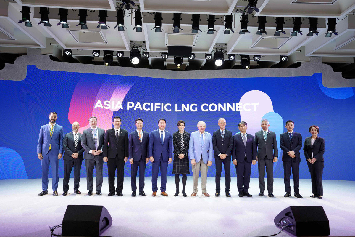 ▲30일 부산 기장군 아난티 앳 부산 코브 호텔에서 열린 '아시아 퍼시픽 LNG 커넥트 나이트(Asia Pacific LNG Connect Night)' 전야제 행사에서 참석자들이 기념촬영을 하고 있다. 왼쪽부터 애리얼 핸들러 넥스트데케이드 수석부사장, 션 피트 산토스 부사장, 네이선 윌 프리포트 LNG 최고사업책임자(CCO), 자투롱 워라윗 수라왓타하나 PTT 수석부사장, 추형욱 SK이노베이션 대표이사, 최태원 SK그룹 회장, 제인 프레이저 씨티그룹 최고경영자(CEO), 해롤드 햄 컨티넨탈 리소시스 명예회장, 케이스케 사다모리 국제에너지기구 에너지시장·안보국장, 주영준 한화퓨처프루프 사업담당 사장, 샴사이리 M 이브라힘 페트로나스 부사장, 오카모토 스나오 오사카가스 LNG글로벌 총괄, 야오 유미코 도쿄가스 전무이사. (SK이노베이션)