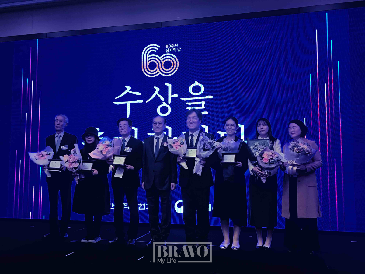 ▲31일 서울 영등포구 콘래드 서울 호텔에서 열린 ‘제60회 잡지의 날’ 기념식에서 기자상을 수상한 브라보 마이 라이프 전혜정 기자(오른쪽에서 세 번째), 손효정 기자(오른쪽에서 두 번째), 윤나래 기자(맨 오른쪽)가 기념 촬영을 하고 있다. 박지수 기자 jsp@