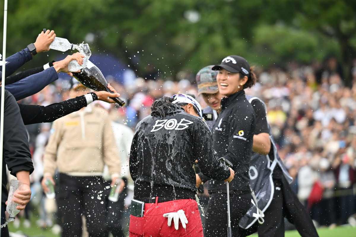 ▲'2025 BMW 챔피언십 LPGA' 우승 세리머니에서 김세영 선수가 환하게 웃고 있다. (아이엠지미디어코리아)