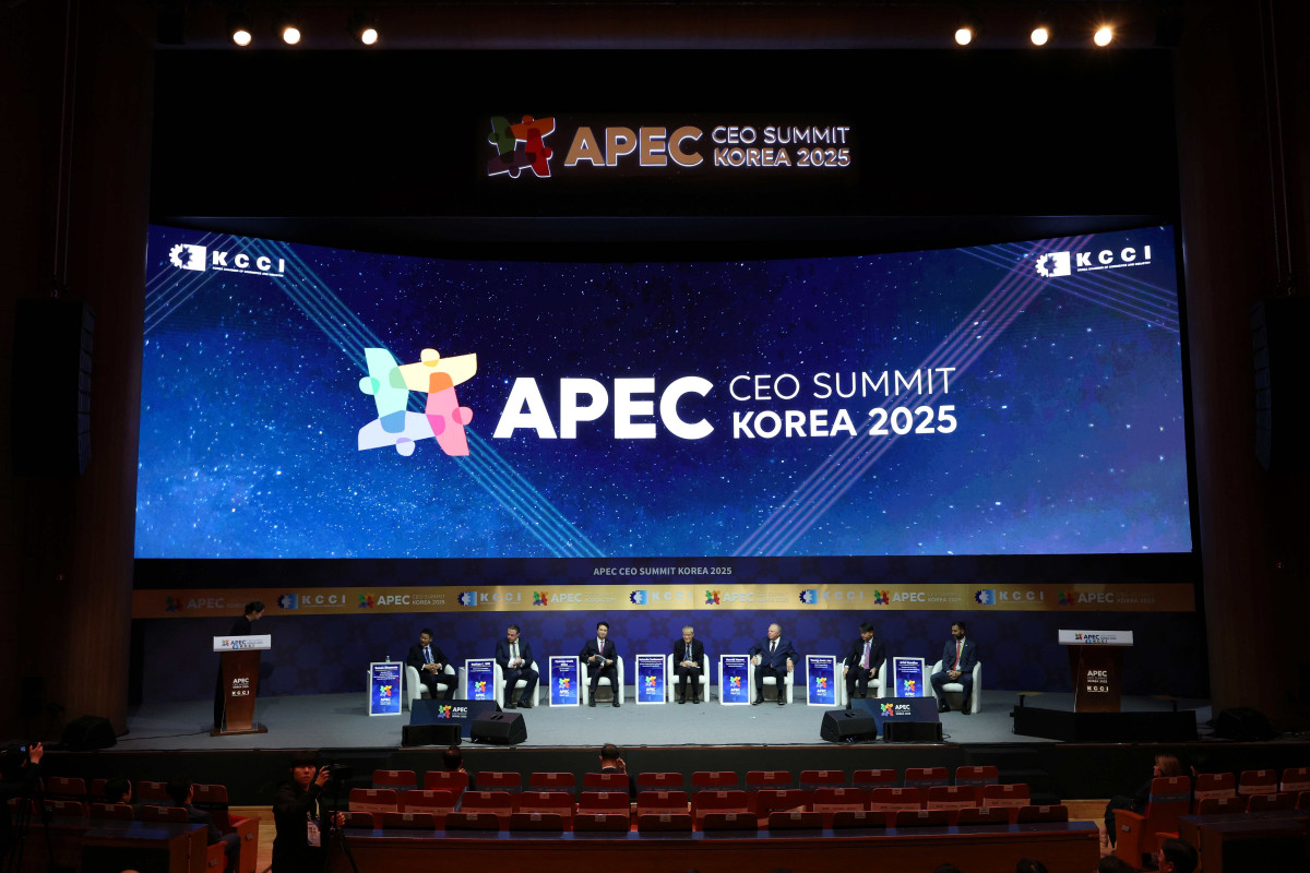 ▲31일 경북 경주 예술의전당에서 열린 APEC 최고경영자 서밋(CEO Summit) 내 '아시아 퍼시픽 LNG 커넥트(Asia Pacific LNG Connect)' 세션에서 패널 토론을 진행하고 있다. 왼쪽부터 오카모토 스나오 오사카가스 LNG글로벌 총괄, 네이선 윌 프리포트 LNG 최고사업책임자(CCO), 추형욱 SK이노베이션 대표이사, 케이스케 사다모리 국제에너지기구 에너지시장·안보국장, 해롤드 햄 컨티넨탈 리소시스 명예회장, 주영준 한화퓨처프루프 사업담당 사장, 애리얼 핸들러 넥스트데케이드 수석부사장 (SK이노베이션)