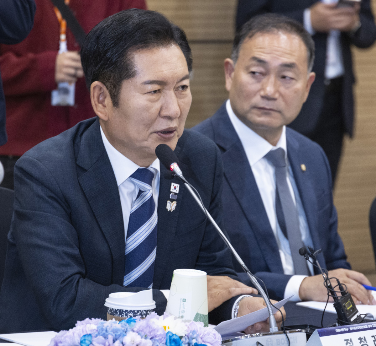 ▲더불어민주당 정청래 대표가 31일 서울 마포구 상장회사회관에서 열린 더불어민주당-한국중견기업연합회 정책간담회'에서 최진식 중견기업협회장을 비롯한 참석 기업인들에게 인사말을 하고 있다. (사진=연합뉴스)