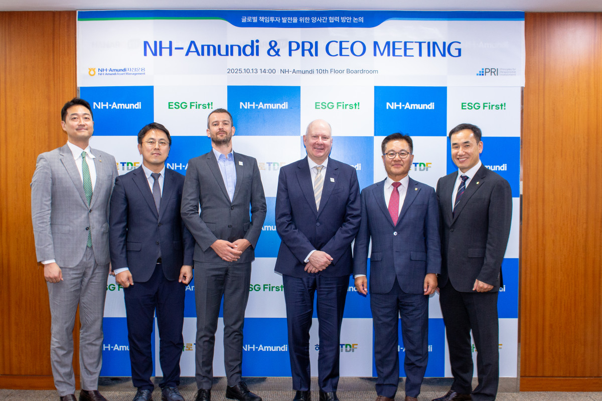 ▲13일 열린 CEO 간담회에서 길정섭 NH-아문디자산운용 대표이사(오른쪽 두 번째)와 데이비드 앳킨 PRI CEO(오른쪽 세 번째)가 기념사진을 촬영하고 있다. 사진=NH-아문디자산운용