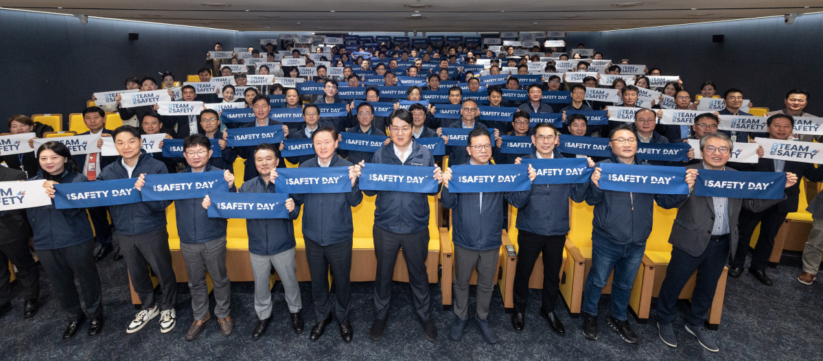 ▲조원태 한진그룹 회장(왼쪽에서 여섯번째), 우기홍 대한항공 부회장(왼쪽에서 다섯번째), 유종석 대한항공 안전보건 총괄 겸 오퍼레이션 부문 부사장(왼쪽에서 네번째) 등 참석 임직원들이 기념촬영을 하는 모습. (사진=대한항공)