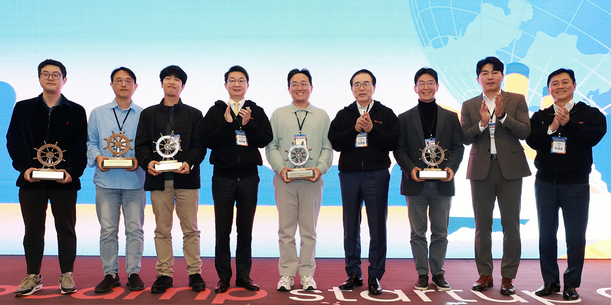 ▲이억원 금융위원장이 31일 오전 서울 마포구 마포 프론트원에서 개최된 디캠프(은행권 청년창업재단)의 스타트업 오픈 이노베이션 시상식에 참석해 스타트업과 금융기관의 우수협업사례에 대해 금융위원장상을 수여했다. (사진제공=금융위원회)