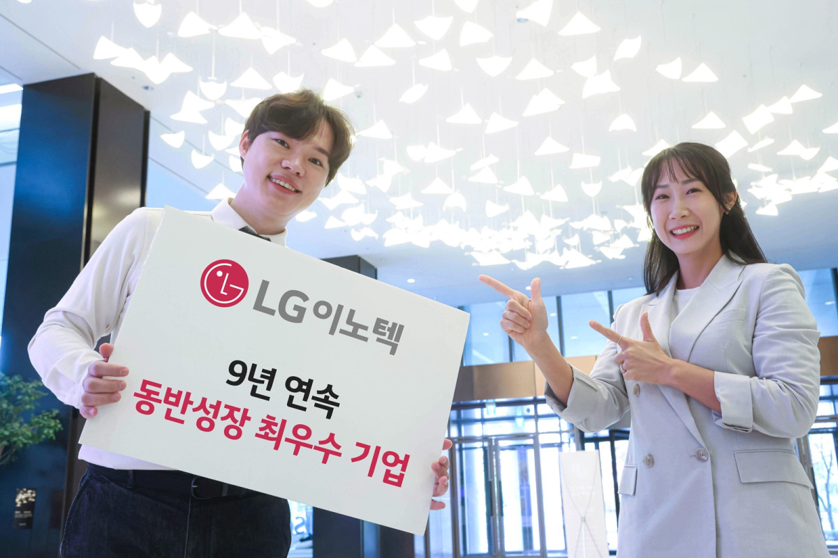 ▲LG이노텍 직원들이 동반성장위원회가 발표한 동반성장지수 평가 9년 연속 최우수 기업 선정 소식을 소개하고 있다. (자료제공=LG이노텍)
