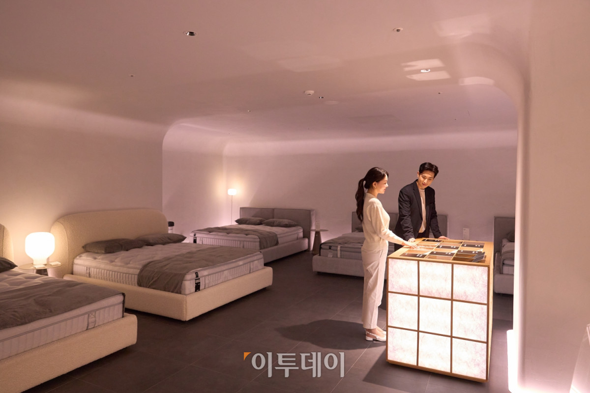 ▲10월 30일 리뉴얼 오픈한 부산 해운대구 센텀시티 한샘 플래그십 부산센텀에서 고객들이 포시즌 매트리스를 살펴보고 있다.  (사진제공=한샘)