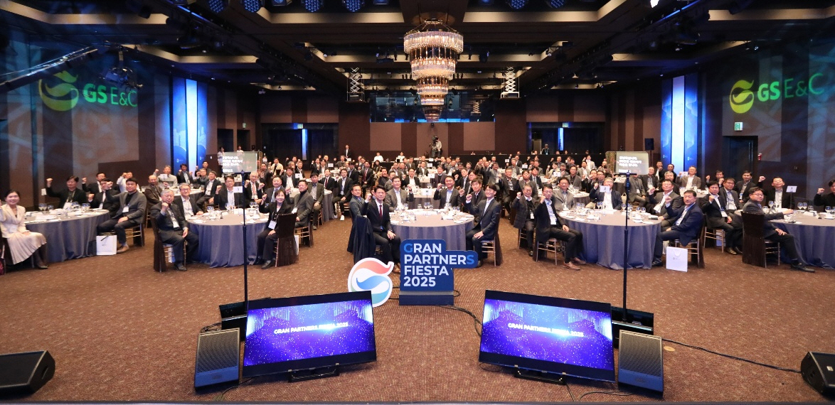 ▲30일 GS건설 대표 상생협력행사인 ‘그랑 파트너스 피에스타’에 허윤홍 GS건설 대표(앞줄 가운데 테이블 왼쪽에서 세 번째)와 경영진, 협력사 대표들이 참석해 기념 사진 촬영을 하고 있다.  (사진제공=GS건설)