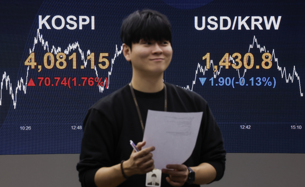 ▲코스피 지수가 종가 기준 사상 최고치를 경신한 29일 서울 영등포구 KB국민은행 딜링룸 전광판에 코스피, 원·달러 환율이 표시돼 있다. (이투데이DB)