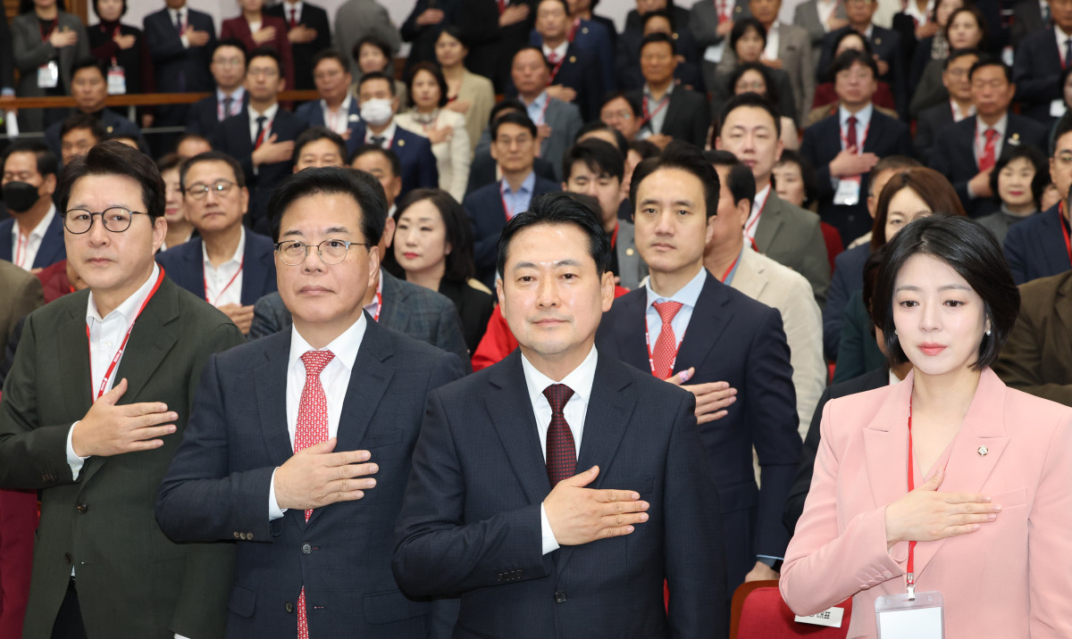 ▲31일 서울 강남구 SETEC 컨벤션센터에서 열린 국민의힘 서울시당 당협위원장 및 선출직 공직자 워크숍에서 장동혁 대표, 송언석 원내대표 등 참석자들이 국기에 대한 경례를 하고 있다.  2025.10.31 (연합뉴스)