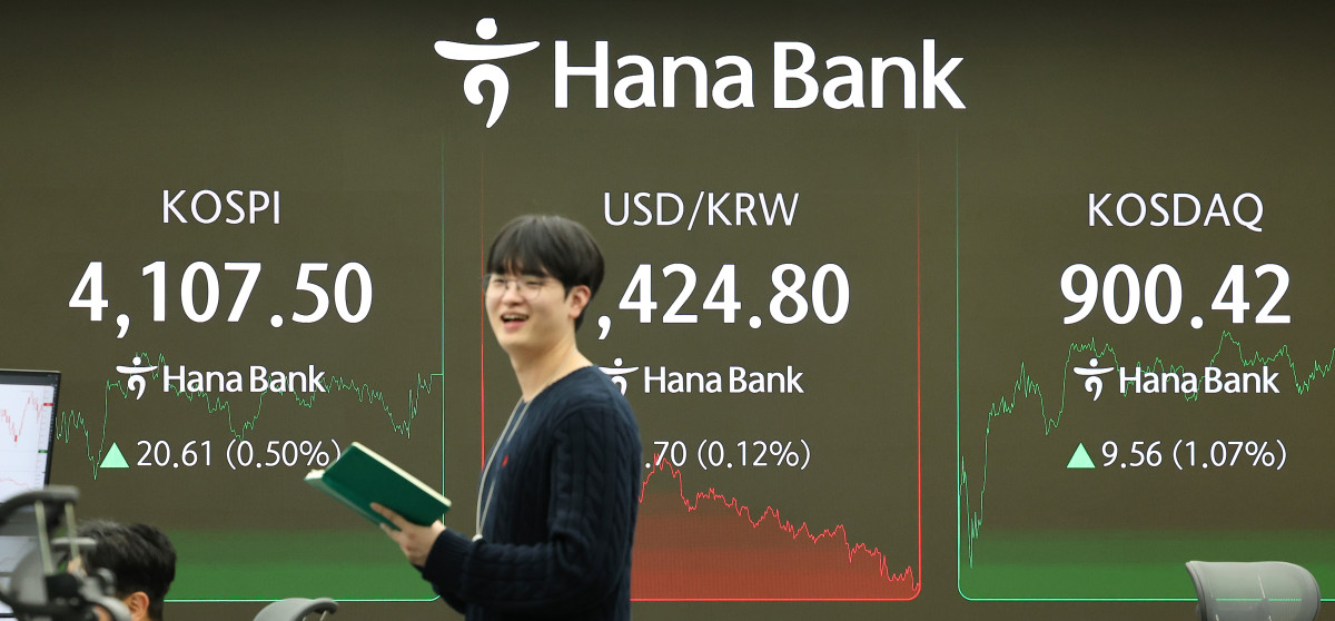 ▲코스피가 사흘째 올라 사상 첫 4,100대에서 장을 종료한 31일 서울 하나은행 본점 딜링룸에서 직원들이 업무를 보고 있다.     이날 코스피는 전장보다 20.61포인트(0.50%) 오른 4107.50에 장을 마치며 종가 기준 역대 처음으로 4100선을 넘어섰다.    (사진= 연합뉴스)