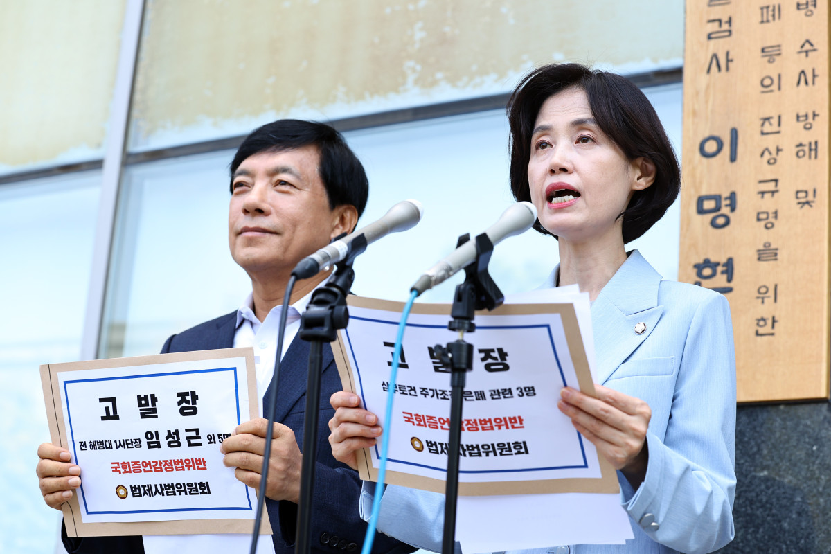 ▲ 국회 법사위 이성윤(왼쪽) 더불어민주당 의원과 박은정 조국혁신당 의원이 지난달 3일 서울 서초동 이명현 순직해병 특별검사팀 사무실 앞에서 국회증언감정법 위반 관련 고발장 접수에 앞서 발언하고 있다. (뉴시스)