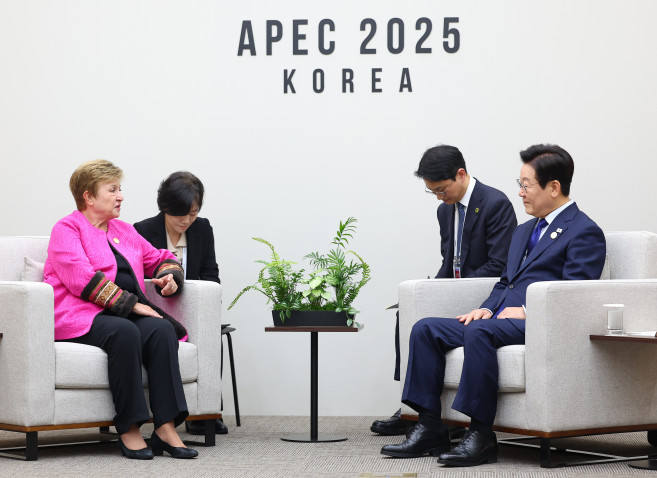 ▲이재명 대통령이 31일 APEC 정상회의장인 경북 경주화백컨벤션센터에서 크리스탈리나 게오르기에바 국제통화기금(IMF) 총재를 접견하고 있다. (연합뉴스)