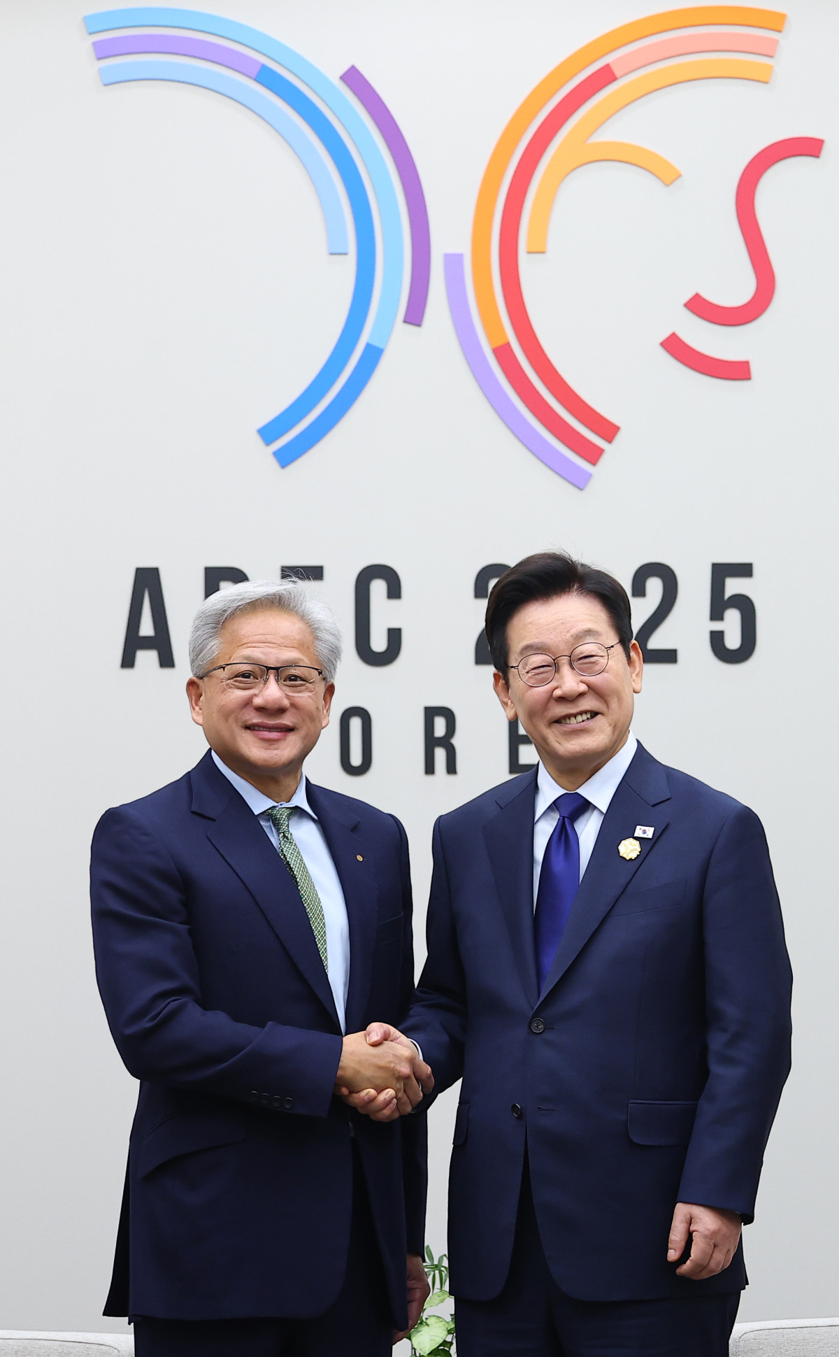 ▲이재명 대통령과 젠슨 황 엔비디아 최고경영자가 31일 APEC 정상회의장인 경북 경주화백컨벤션센터에서 면담 전 기념촬영을 하고 있다.  (연합뉴스)