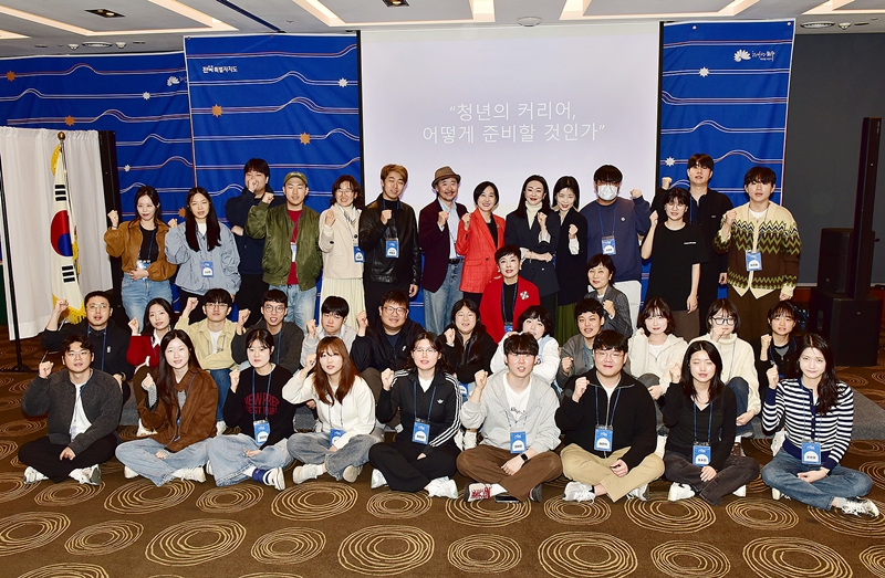 ▲사단법인 세계여성포럼 한국지부(International Women’s Forum Korea), 전라북도, 전주시, (주)크립톤, 전북창조경제혁신센터 등 주요 기관이 공동으로 주최한 ‘2025 커리어 브릿지 – 청년취업캠프’ 토크콘서트에 참여한 멘토들이 기념촬영을 하고 있다. 이날 토크콘서트에는 문화, 기업, 금융 등 다양한 분야의 전문가들이 패널로 참여해 청년들에게 커리어 설계와 글로벌 확장에 대한 인사이트를 전했다. (사진제공=사단법인 세계여성포럼 한국지부)