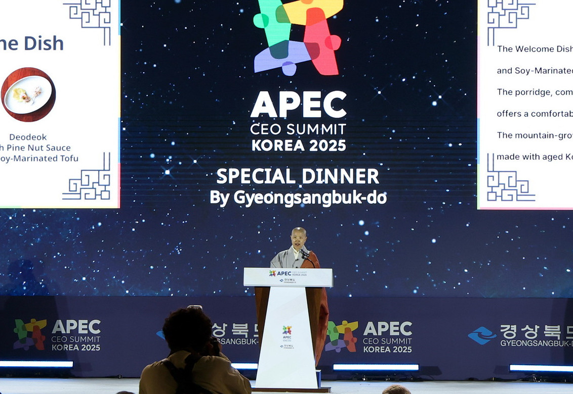 ▲한식진흥원 이사장을 역임한, 사찰 음식 대가 선재 스님이 사찰 음식의 상징적 의미에 대해 소개하고 있다. 