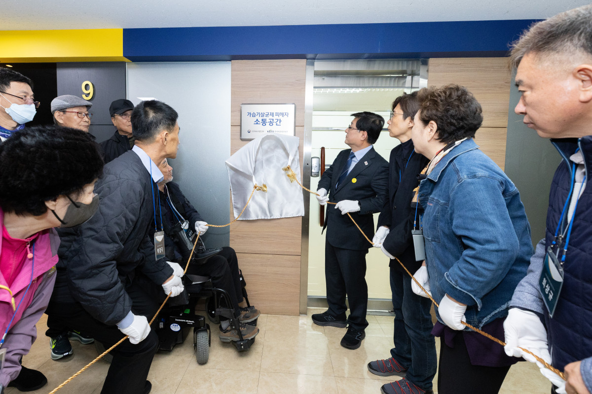 ▲김성환 기후에너지환경부 장관(가운데)이 31일 서울 중구 제분협회빌딩 9층에 마련된 가습기살균제 피해자 소통공간 개소식에 참석했다. (기후에너지환경부)