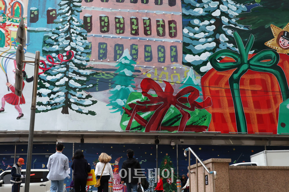 ▲31일 서울 중구 롯데백화점 본점 앞 명동 거리에서 관광객과 시민들이 화려한 크리스마스 장식 아래 연말 분위기를 즐기고 있다. 롯데백화점은 프랑스 일러스트레이터 나탈리 레테와 협업해 ‘스위트 홀리데이(Sweet Holidays)’를 주제로 크리스마스 장식을 선보이며 한 해의 위로와 응원의 메시지를 전했다.  (사진=고이란 기자 photoeran@)