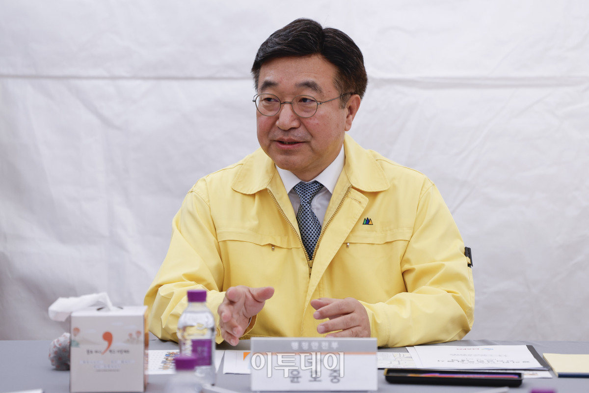 ▲윤호중 행정안전부 장관이 31일 핼러윈 대비 홍대 관광특구 현장 점검을 위해 서울 마포구 홍대 거리를 찾아 현장상황실에서 안전관리대책 점검회의를 주재하고 있다. 조현호 기자 hyunho@