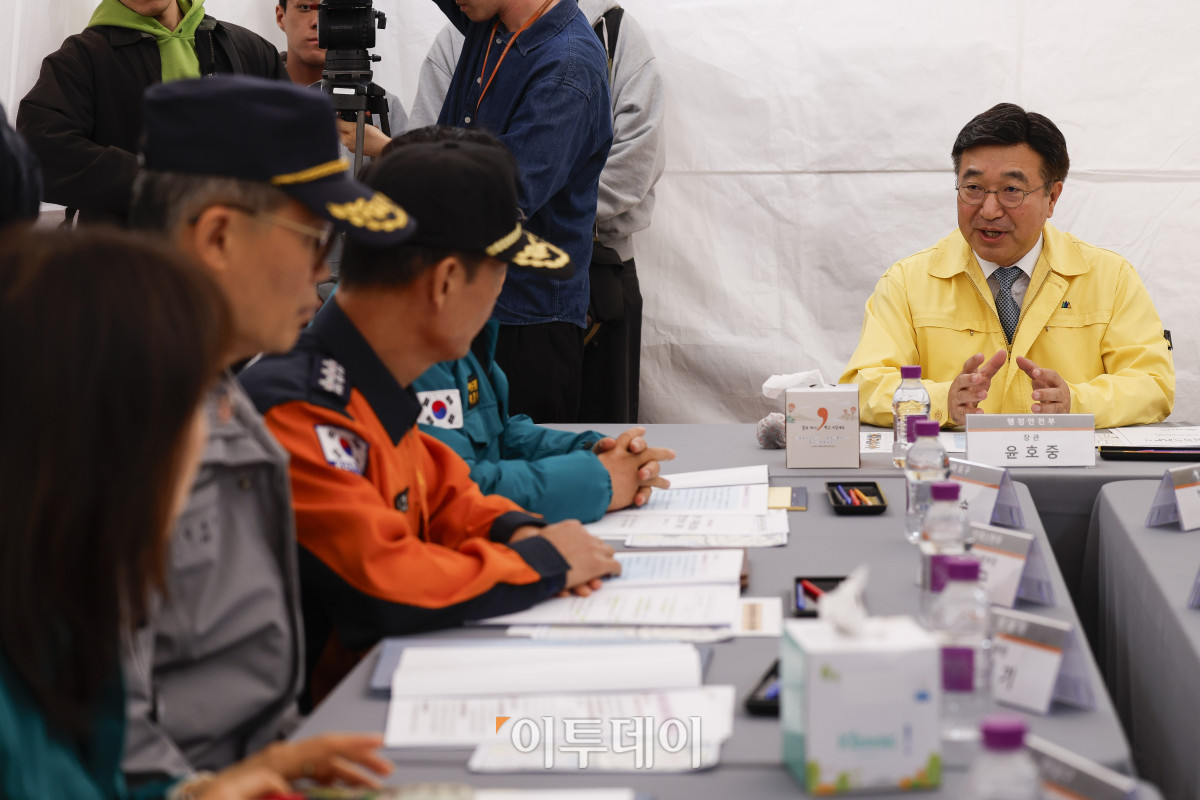 ▲윤호중 행정안전부 장관이 31일 핼러윈 대비 홍대 관광특구 현장 점검을 위해 서울 마포구 홍대 거리를 찾아 현장상황실에서 안전관리대책 점검회의를 주재하고 있다. 조현호 기자 hyunho@