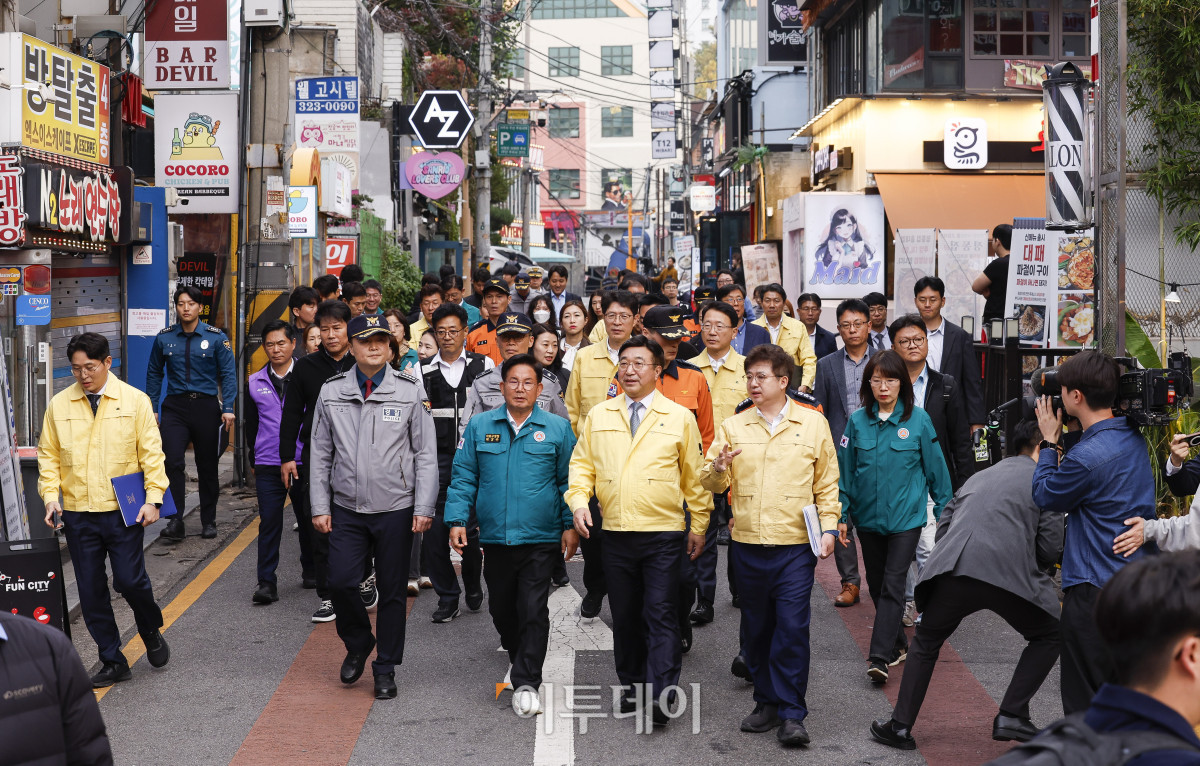 ▲윤호중 행정안전부 장관이 31일 핼러윈 대비 홍대 관광특구 현장 점검을 위해 서울 마포구 홍대거리를 찾아 현장 점검을 하고 있다. 조현호 기자 hyunho@