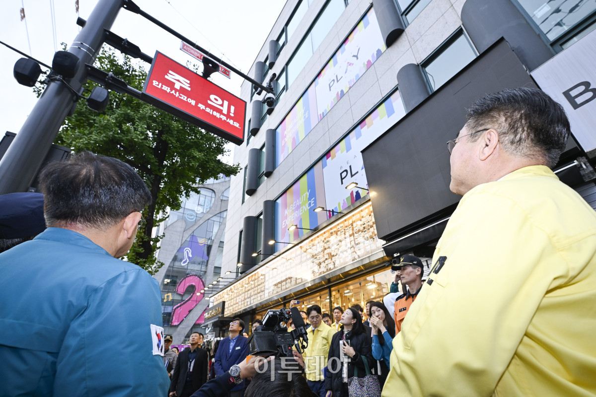 ▲윤호중 행정안전부 장관이 31일 핼러윈 대비 홍대 관광특구 현장 점검을 위해 서울 마포구 홍대거리를 찾아 AI 인파밀집 분석시스템을 살펴보고 있다. 조현호 기자 hyunho@