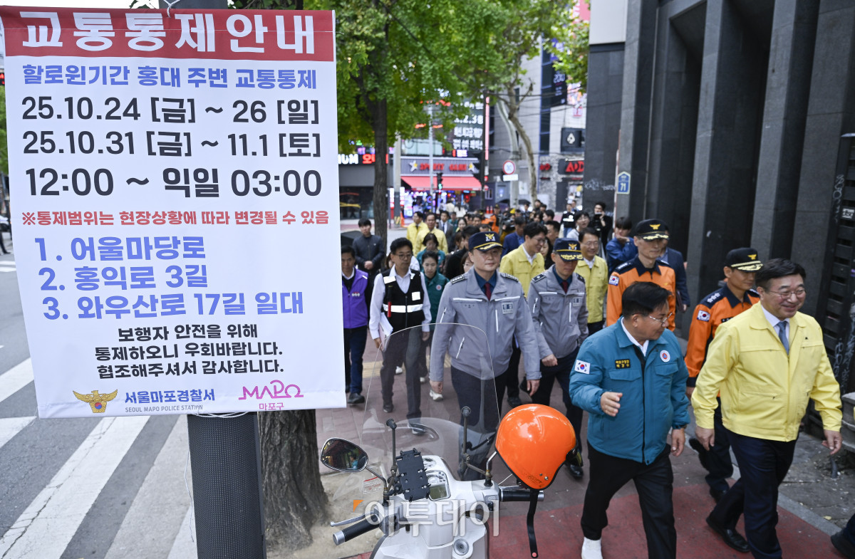 ▲윤호중 행정안전부 장관이 31일 핼러윈 대비 홍대 관광특구 현장 점검을 위해 서울 마포구 홍대거리를 찾아 현장 점검을 하고 있다. 조현호 기자 hyunho@