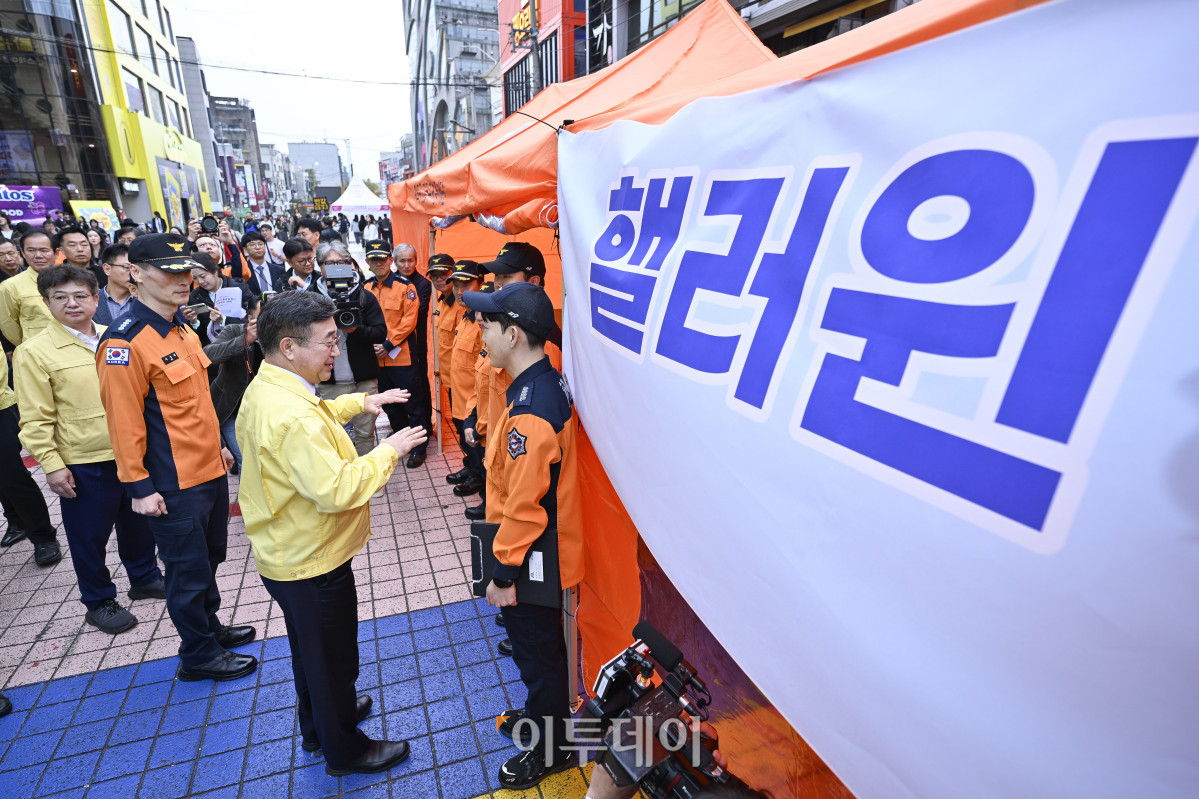 ▲윤호중 행정안전부 장관이 31일 핼러윈 대비 홍대 관광특구 현장 점검을 위해 서울 마포구 홍대거리를 찾아 소방관들을 격려하고 있다. 조현호 기자 hyunho@