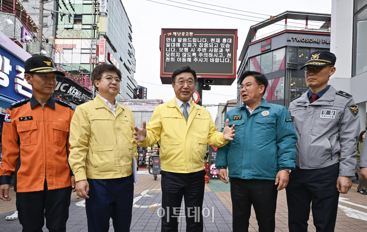 ▲윤호중 행정안전부 장관이 31일 핼러윈 대비 홍대 관광특구 현장 점검을 위해 서울 마포구 홍대거리를 찾아 재난문자 전광판을 살펴보고 있다. 조현호 기자 hyunho@