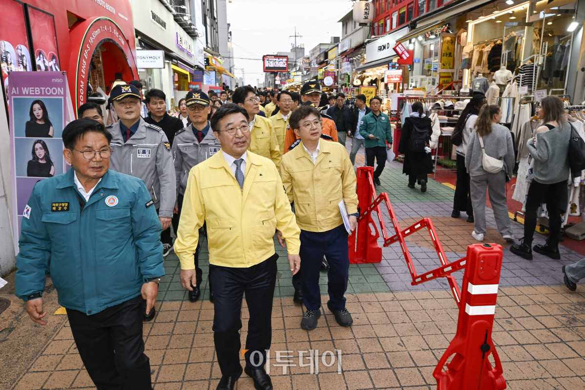 ▲윤호중 행정안전부 장관이 31일 핼러윈 대비 홍대 관광특구 현장 점검을 위해 서울 마포구 홍대거리를 찾아 현장 점검을 하고 있다. 조현호 기자 hyunho@