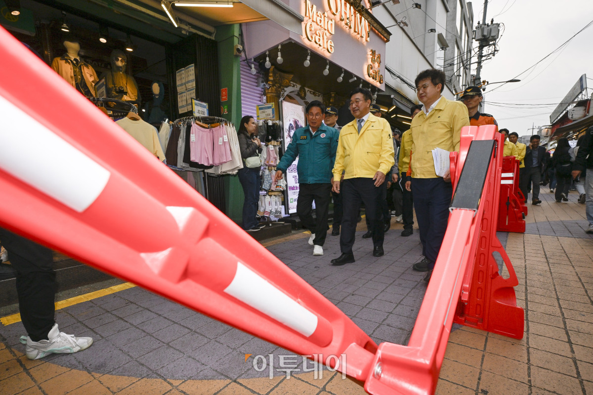 ▲윤호중 행정안전부 장관이 31일 핼러윈 대비 홍대 관광특구 현장 점검을 위해 서울 마포구 홍대거리를 찾아 현장 점검을 하고 있다. 조현호 기자 hyunho@
