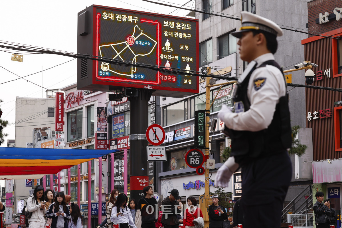 ▲핼러윈데이인 31일 서울 마포구 홍대거리에서 경찰이 인파 관리를 하고 있다. 조현호 기자 hyunho@