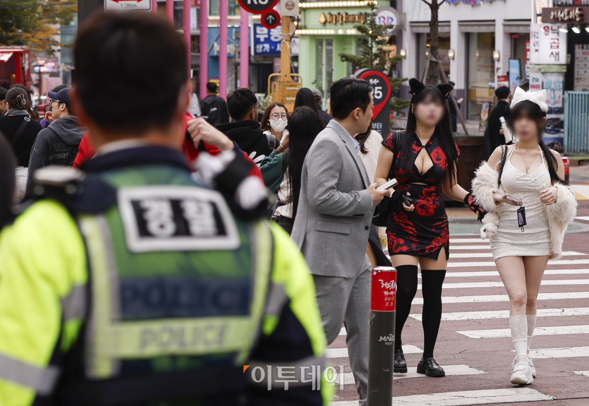 ▲핼러윈데이인 31일 서울 마포구 홍대거리에서 경찰들이 인파 관리를 하고 있다. 조현호 기자 hyunho@