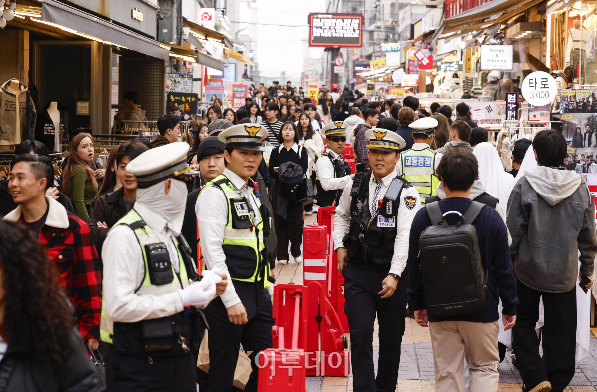 ▲핼러윈데이인 31일 서울 마포구 홍대거리에서 경찰들이 인파 관리를 하고 있다. 조현호 기자 hyunho@